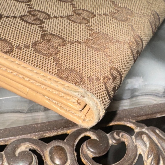 Gucci Beige Monogram Wallet - Picture 5 of 17